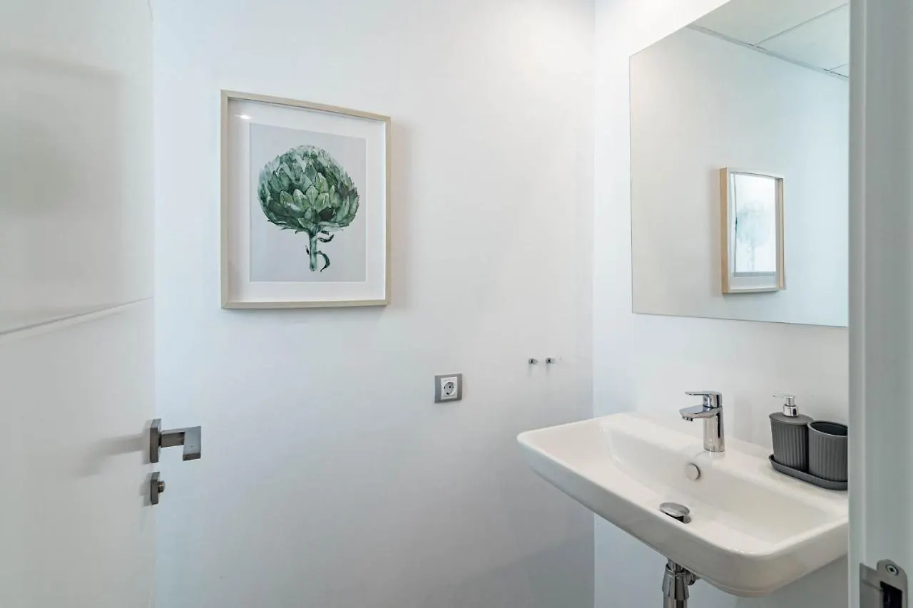 Luxury 3 Bedroom Townhouse On Marbellas Golden Mile With Walking Distance Puerto Banus マルベーリャ